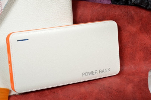 Внешний аккумулятор 10000 mAh для телефонов и планшетных компьютеров Power Bank с фонариком (белый, оранжевый) Связной 
